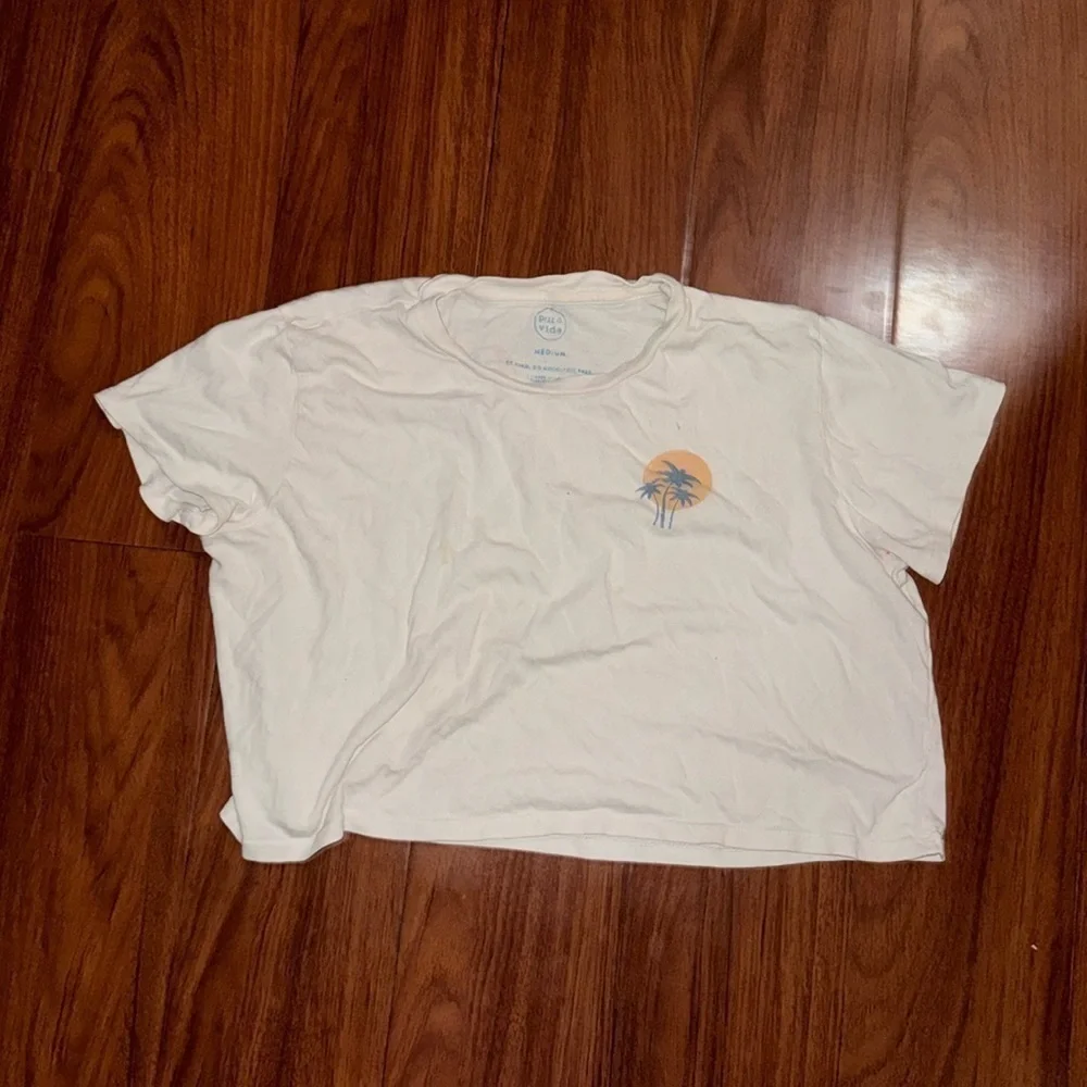 PURA VIDA Surf Tour Crop tee top t-shirt design on the back size M - Picture 2 of 8